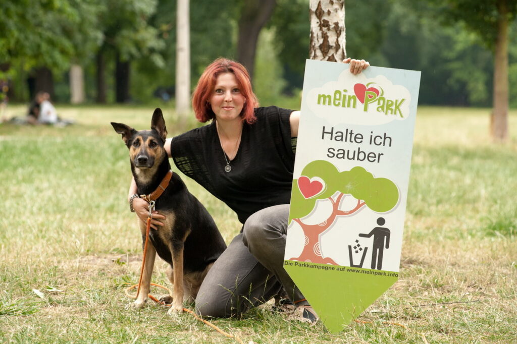 Eine Hundebesitzerin unterstützt Mein Park! Die Parkkampagne - Verstehen lernen, Vielfalt erleben!